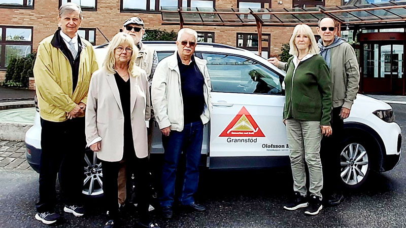 Representanter från Grannstöd Haninge som står framför grannstödsbilen.