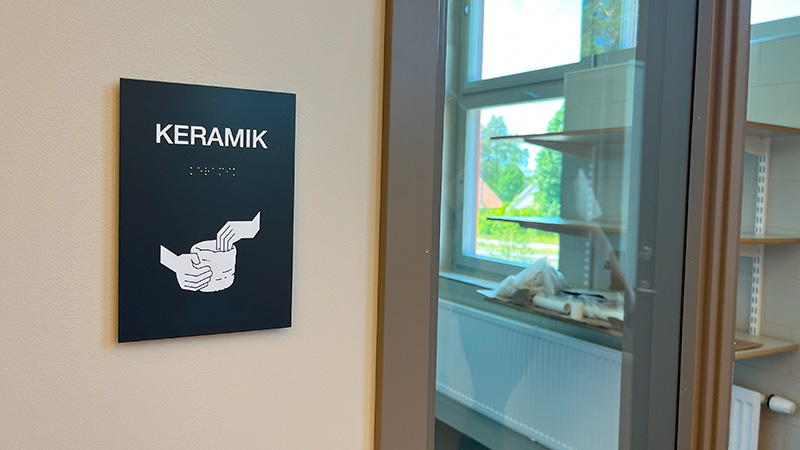 Skylt med texten "Keramik".