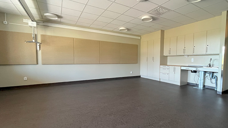 tomt klassrum med arbetsbänk och lift i taket.