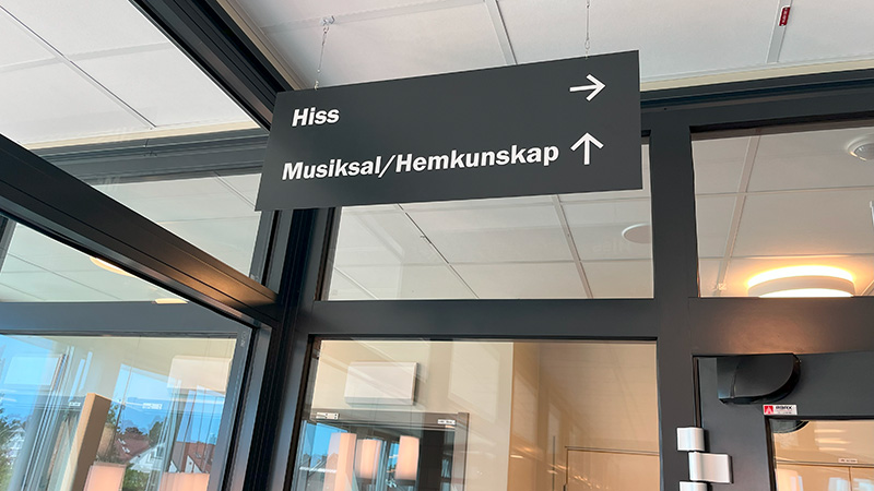 Takskylt med texten Musiksal/Hemkunskap.