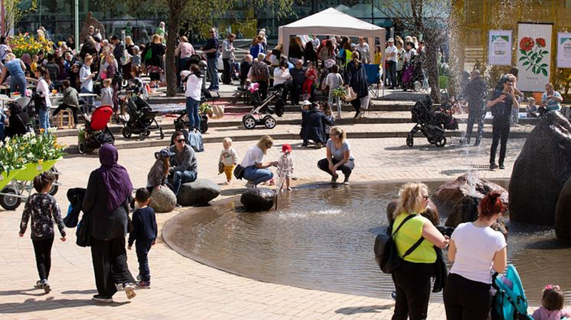 Människor på Poseidons torg i Handen.