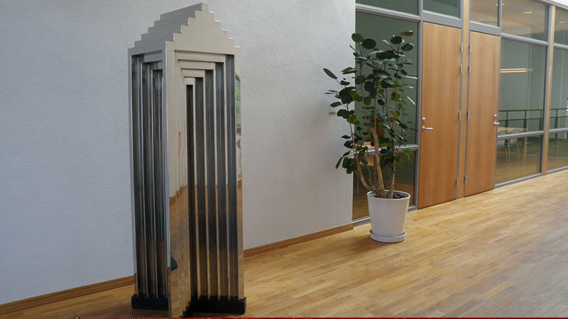 Två skulpturer i rostfritt stål