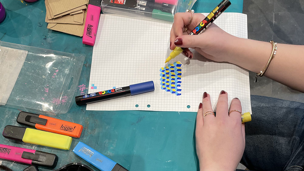 Händer som målar i färgglada färger på ett papper