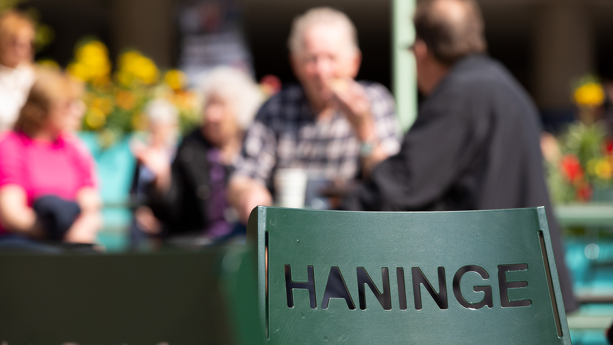 En stol som det står Haninge på.