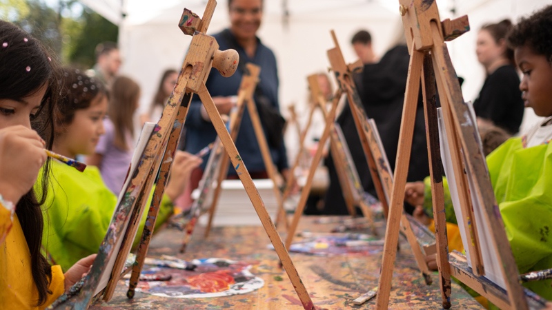 Barn som målar tillsammans vid ett bord under Haningedagen