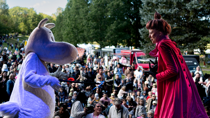 Bild på Lilla My och Mumin under Muminföreställningen på Haningedagen