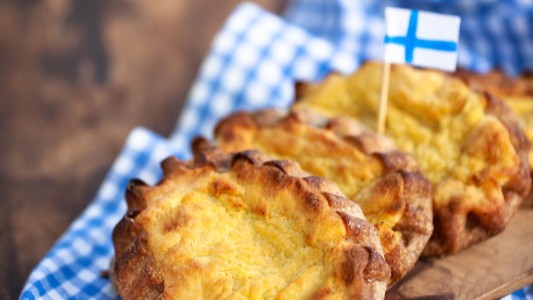 Karelska piroger på ett fat med en finsk flagga
