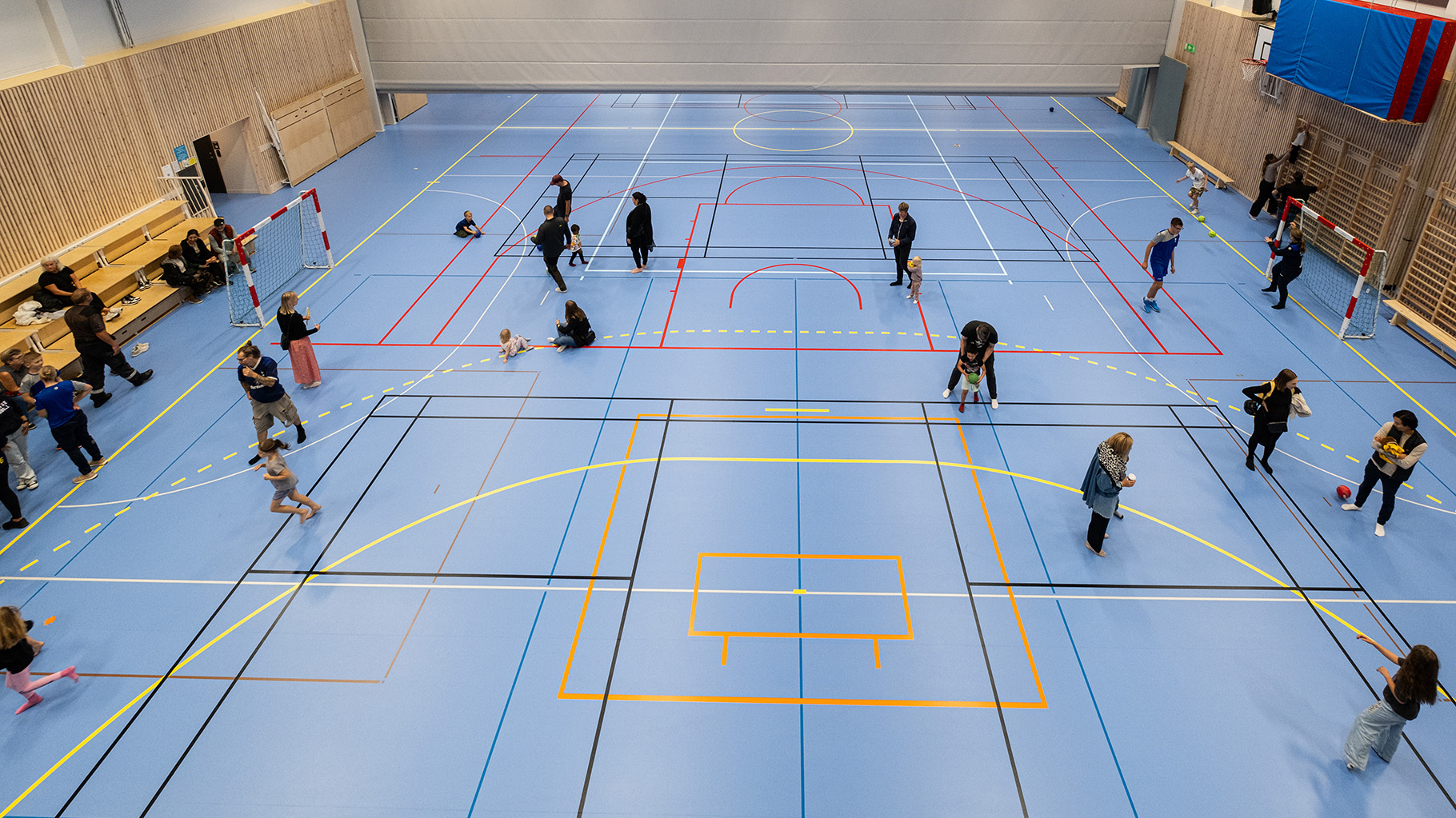 Idrottshall med människor i.