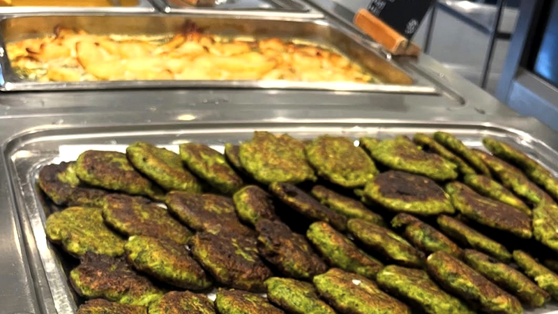 Grönskaksbiffar på ett buffébord.