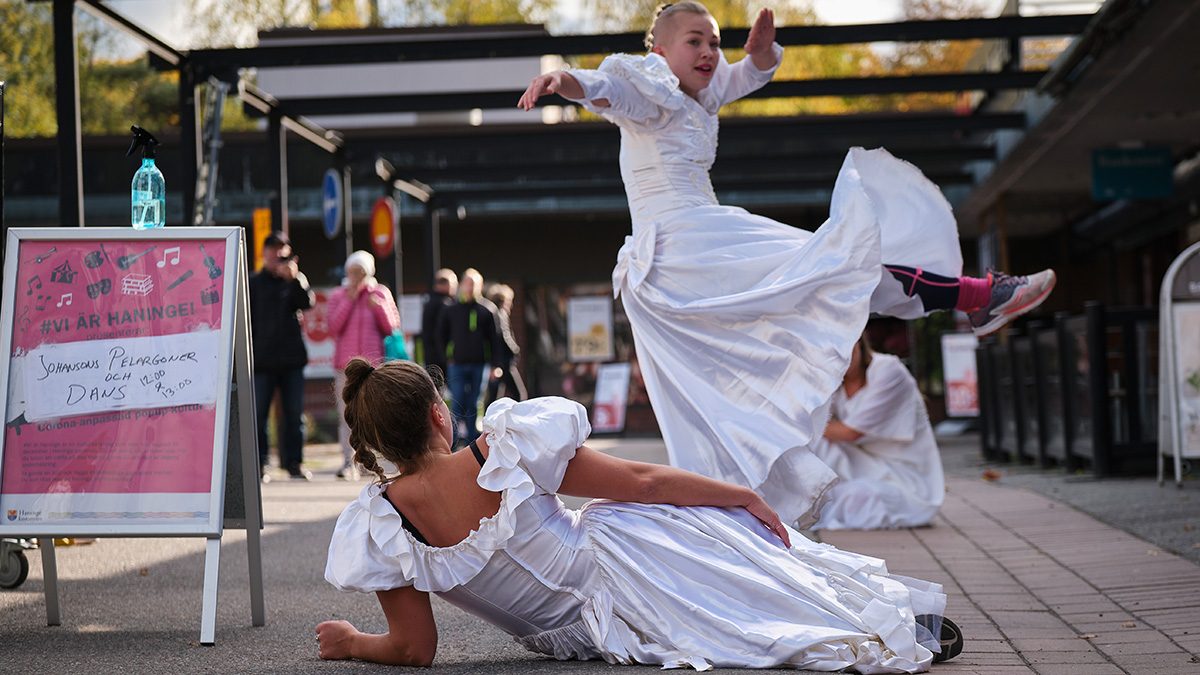 Barn som dansar i långklänning.