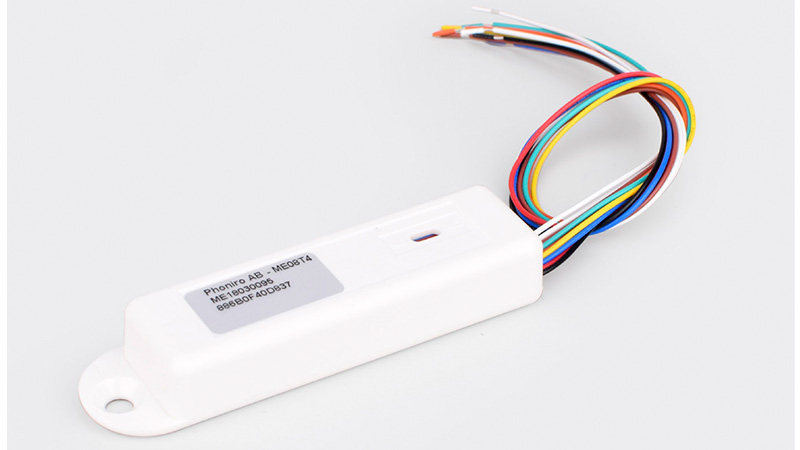 En vit liten dosa som monteras så dolt som möjligt på insidan av ytterdörren.