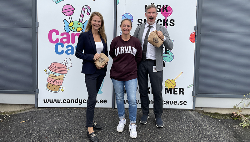 Kommunstyrelsens ordförande Sven Gustafsson, kommunalråd Nicole Forslund och ägarinnan av Cabdy Cave, Pamela Ehtram Grenell.