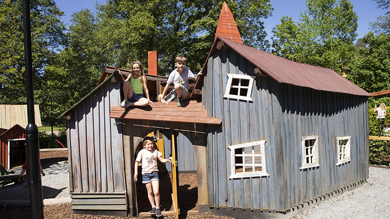 Barn på temalekplatsen i Tungelsta trädgårdspark