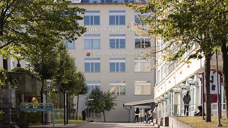 Flervåningshus med flera fönster. På fasaden står det Utbildningsförvaltningen på en skylt och Söderbymalmsskolan på en annan skylt.