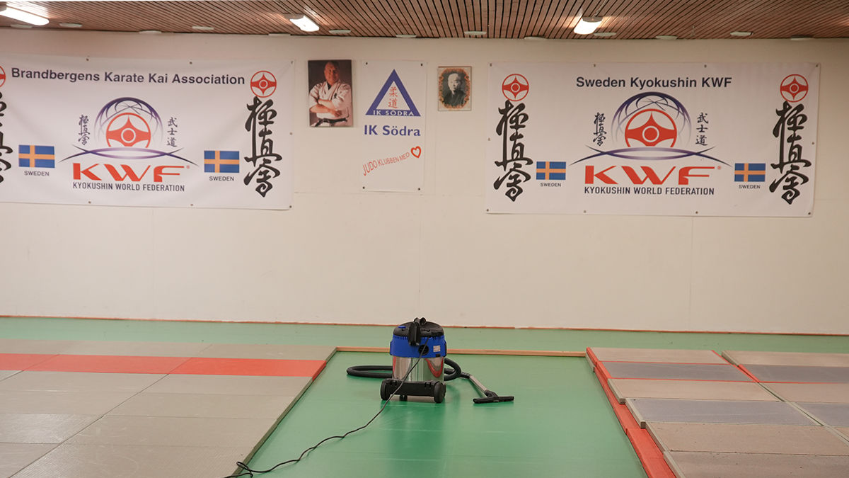 En dammsugare i en karatehall.