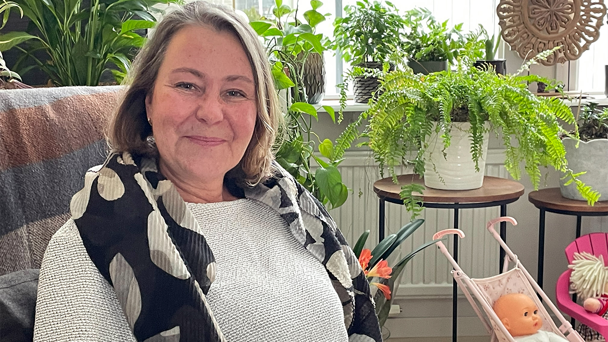 En kvinna vid fönster