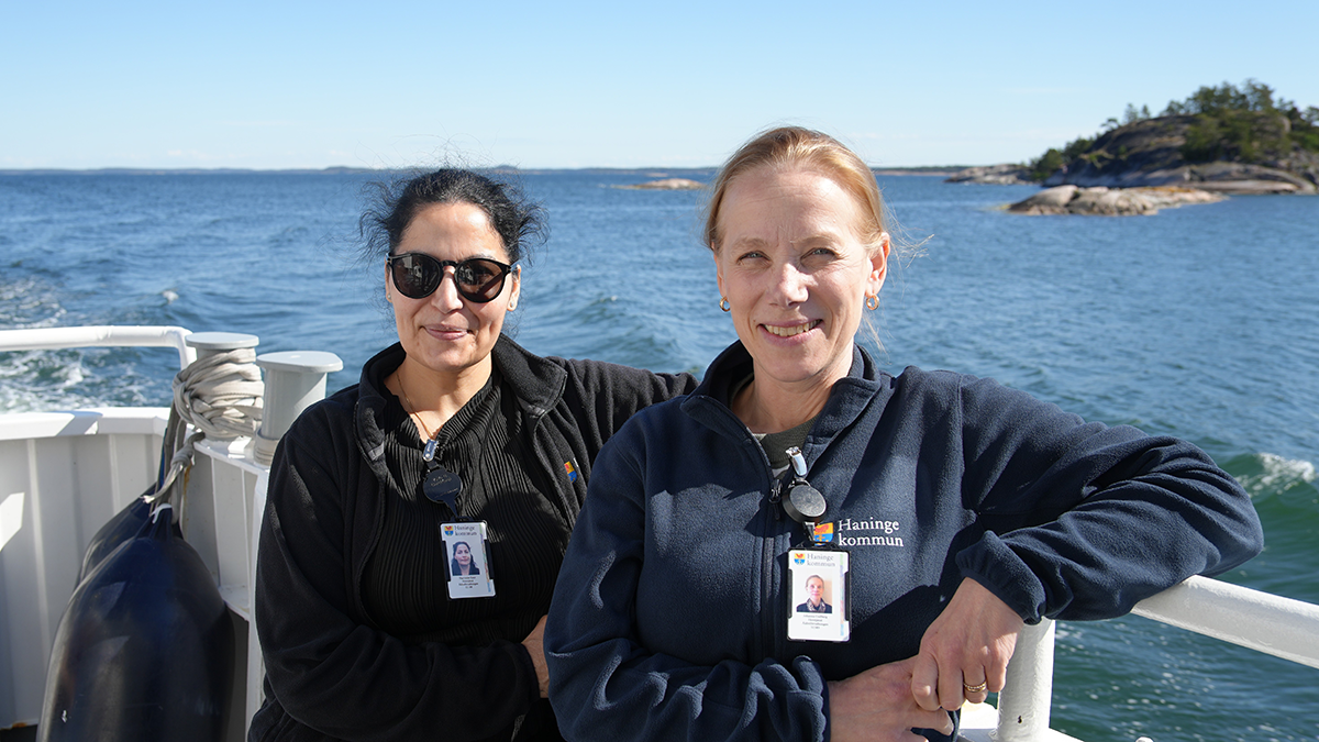 Två kvinnor på en skärgårdsbåt