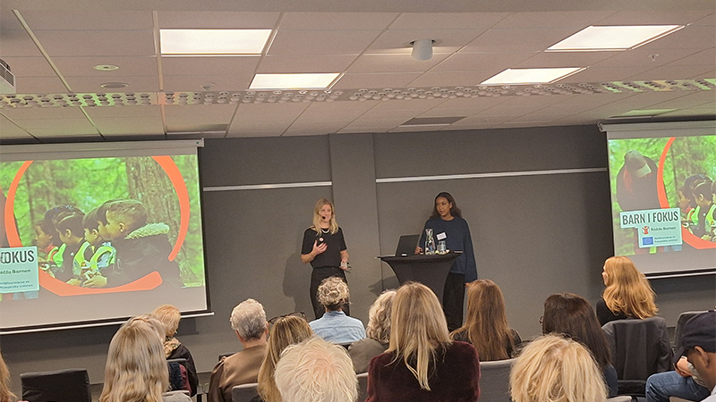 Två kvinnor på en scen.