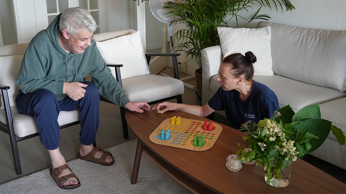 Två personer spelar Fia med knuff.