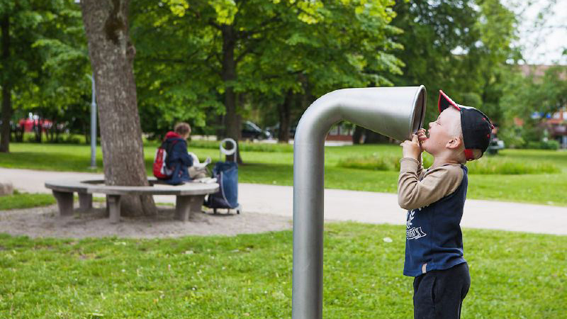 Pojke i park talar i talrör