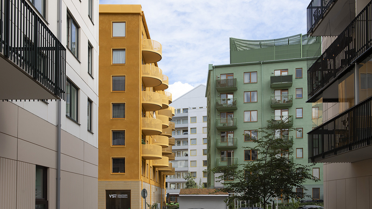 Gavlar på gröna och gula höghus