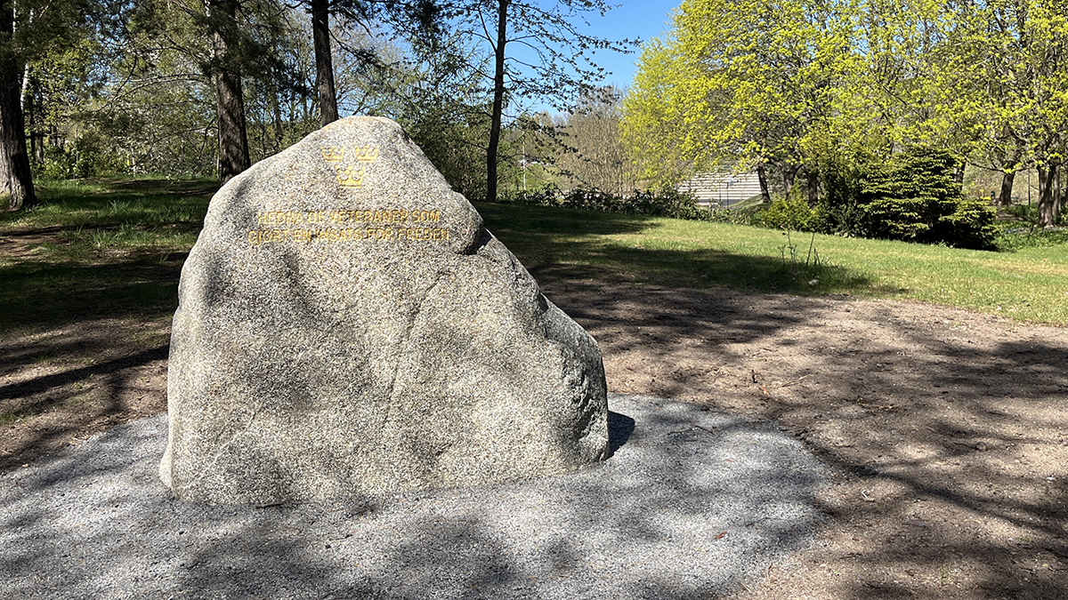 Ett veteranmonument i form av en minnessten med inskription