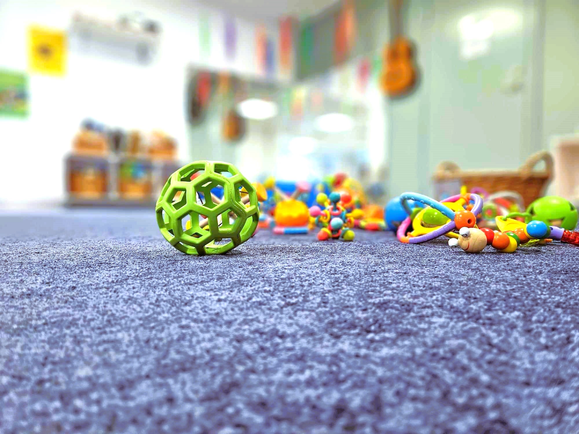 grön greppboll på blå matta