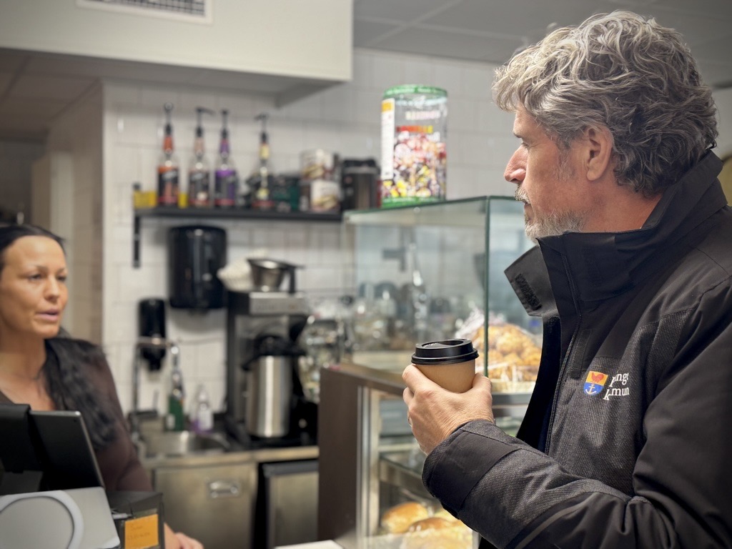 Sven Gaustafsson i samtal vid en disk med Karamellas ägare