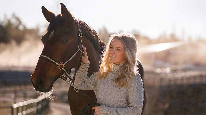 Tjej med häst.