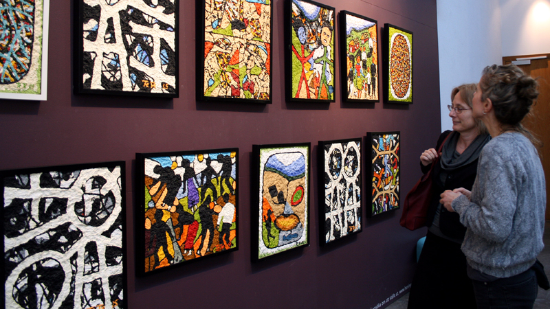 I kulturhusets foajé finns en 20 m² stor utställningsvägg för konstnärer