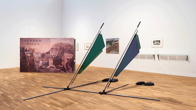 Spejaren är en utställning med konst från 1960-talet till idag som visar olika platser, både nära Haninge och längre bort. Den uppmuntrar besökaren att tänka på sin omgivning och sin egen plats.