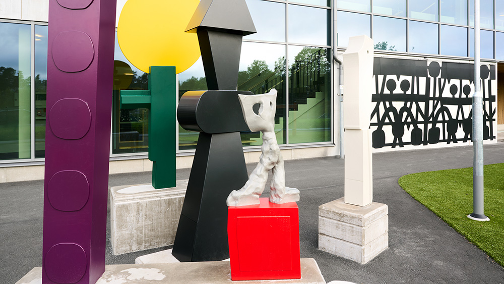 Färgglada spelpjäser på en skogård.