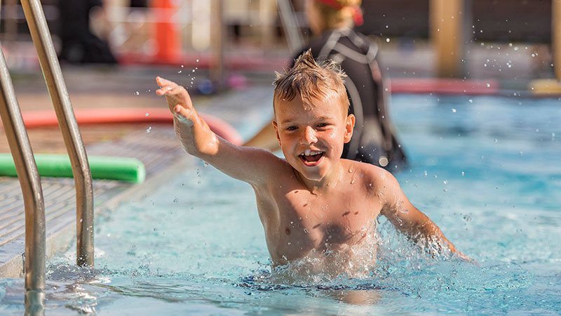 Glad pojke i vattnet