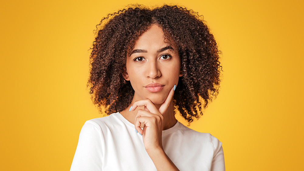 Ung kvinna tittar bestämt in i kameran.