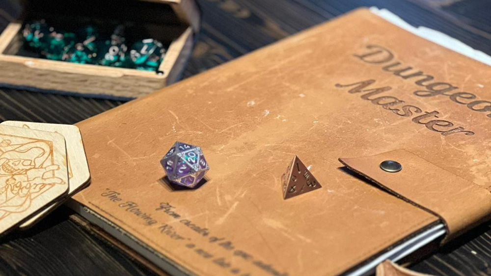 Tärningar och mapp där det står Dungeon Master.